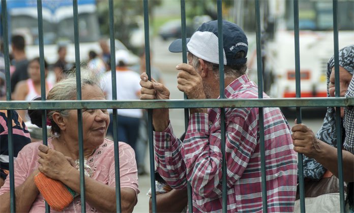 Ciudadanos y empresarios son víctimas de la crisis