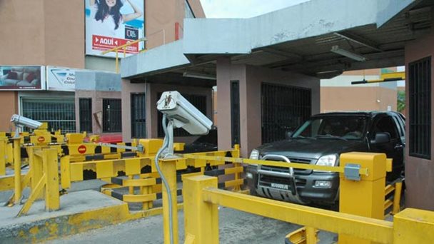 Estacionamientos reducen personal por rezago en tarifas