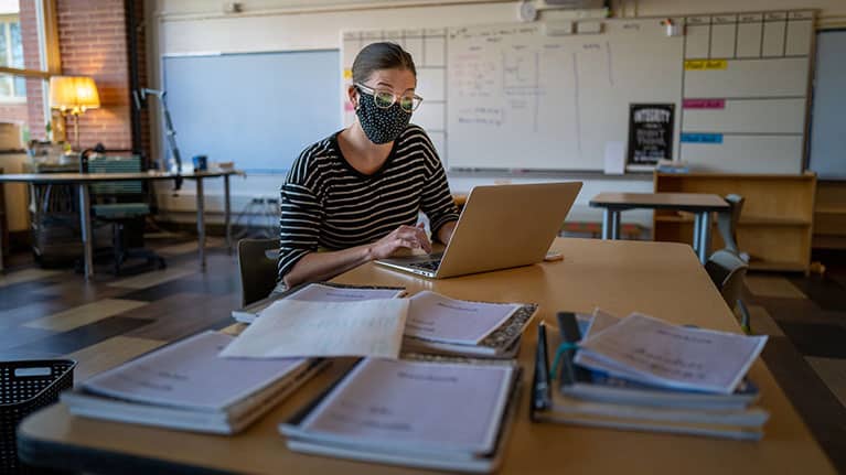 Es necesario apoyar a los educadores de manera que puedan contribuir a forjar un mejor futuro del trabajo, dice la OIT