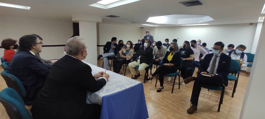 Encuentro con sectores universitarios, políticos, sociedad civil, en la sede del Colegio de Abogados.